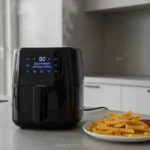 Air fryer até 500 reais preparando batatas fritas crocantes em uma cozinha moderna.